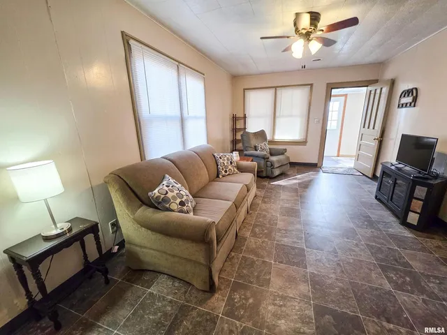 $72,900 | 7847 Old Highway 50, Flora, IL 62839