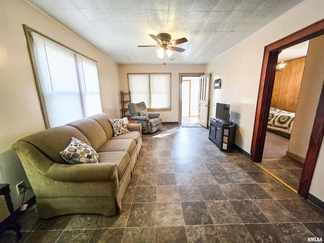 $72,900 | 7847 Old Highway 50, Flora, IL 62839