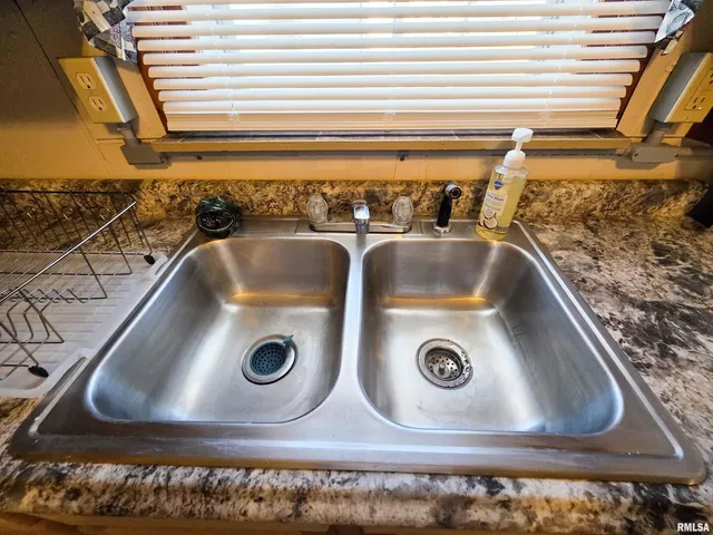 $72,900 | 7847 Old Highway 50, Flora, IL 62839