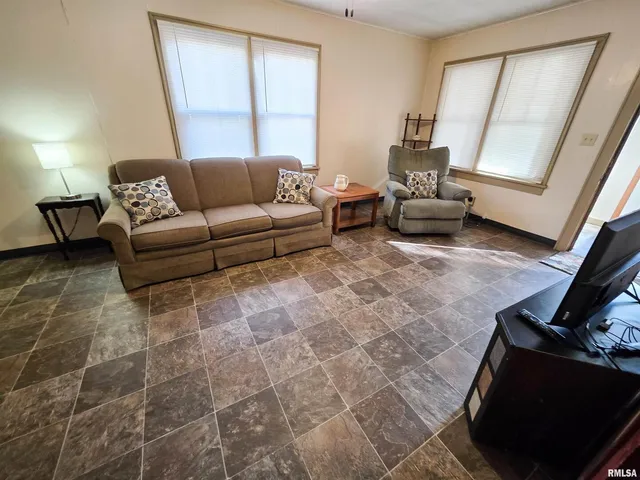 $72,900 | 7847 Old Highway 50, Flora, IL 62839