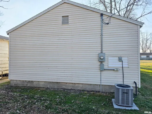 $72,900 | 7847 Old Highway 50, Flora, IL 62839