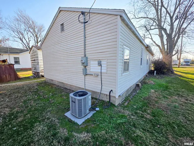 $72,900 | 7847 Old Highway 50, Flora, IL 62839