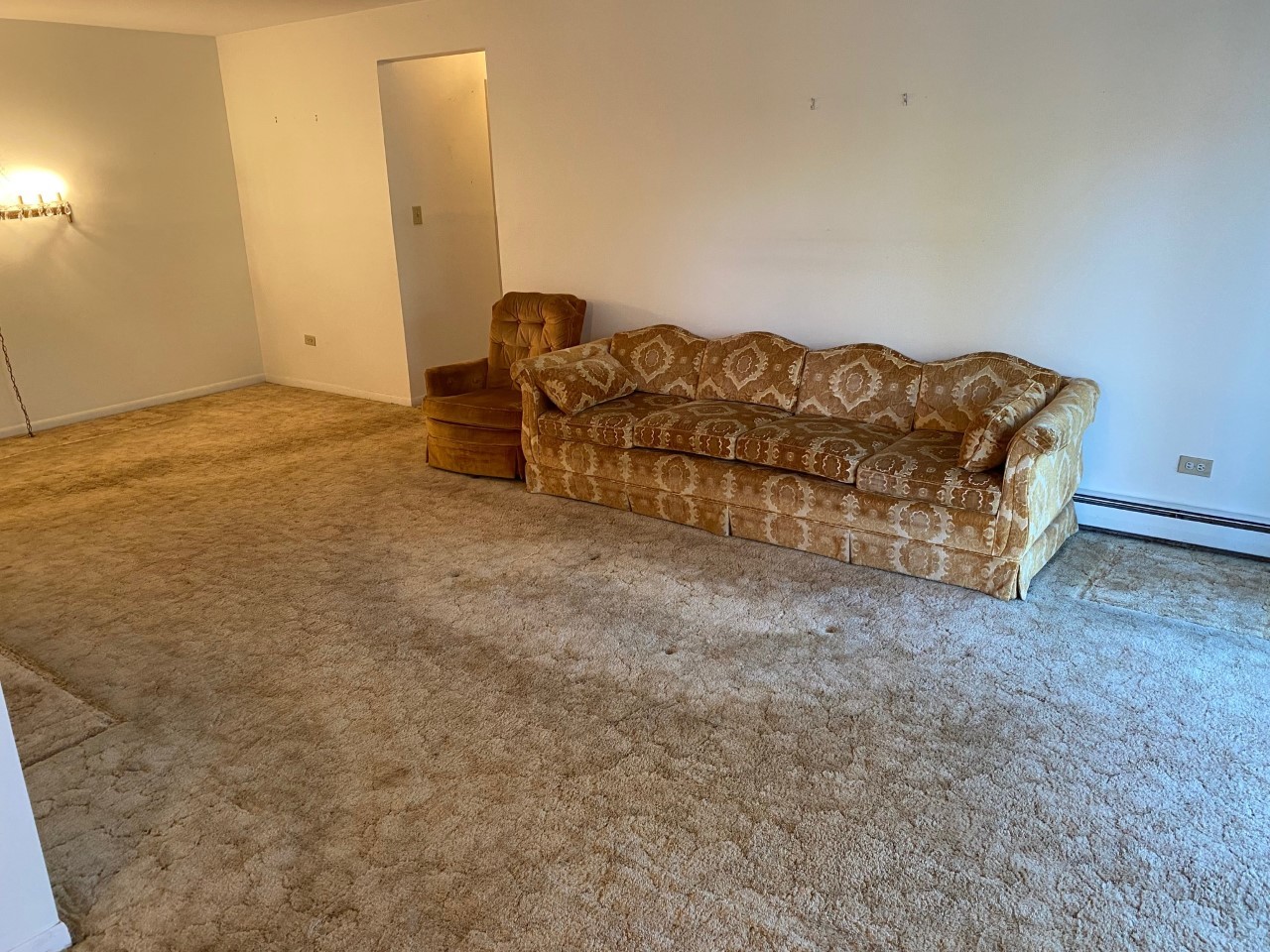 906 East Old Willow Road, Unit 104 Prospect Heights, IL 60070 - Photo 10 of 20 a living room with furniture