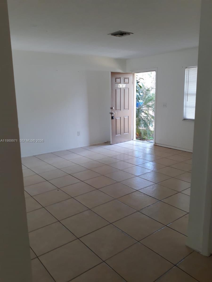 4380 Lakewood Road, Unit 4380 Lake Worth, FL 33461 - Photo 7 of 17 a view of an empty room and a window
