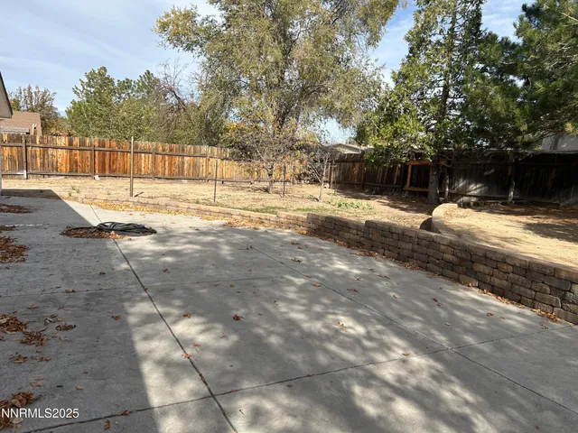a view of back yard of the house
