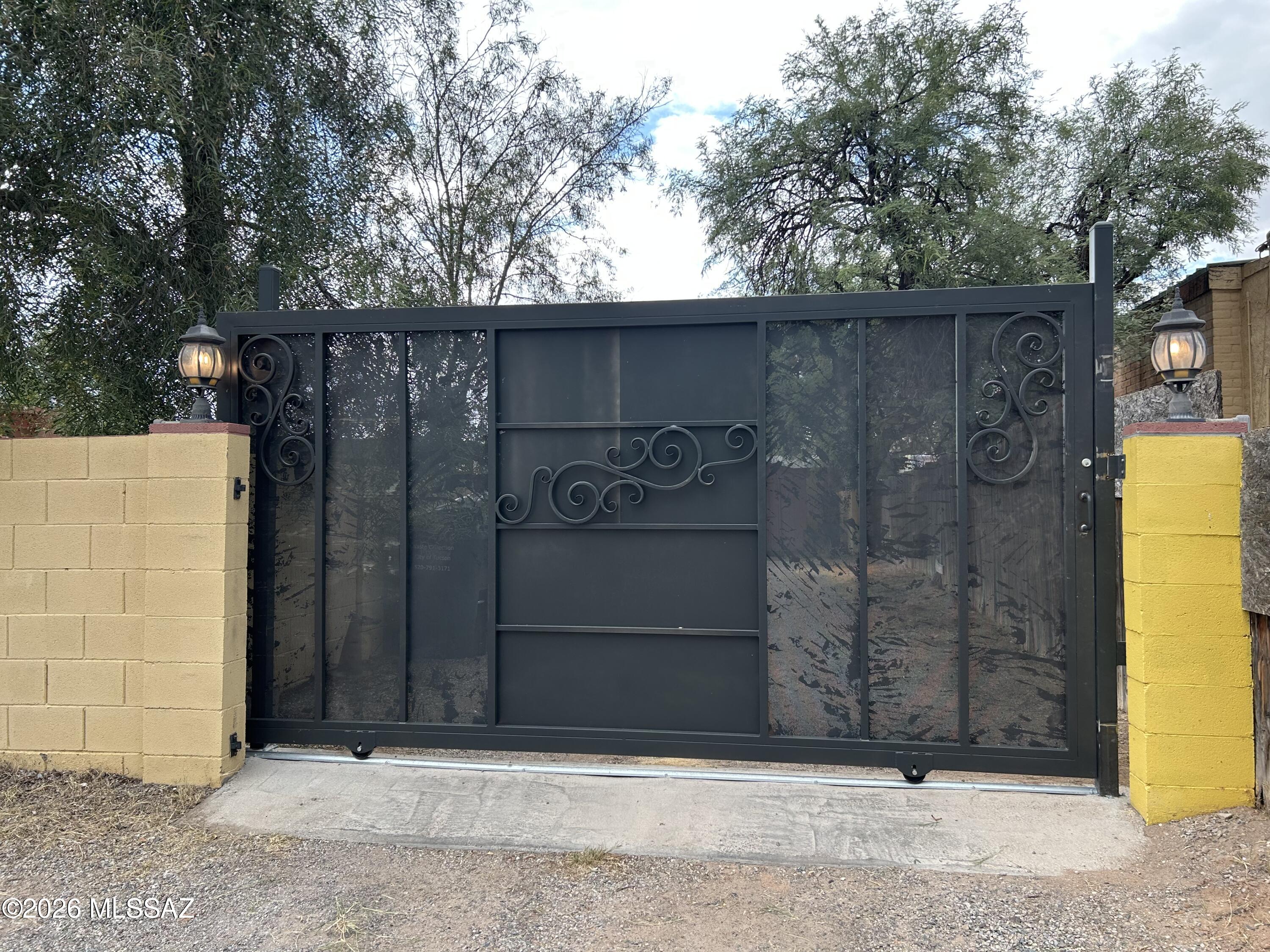 532 West Simmons Road Tucson, AZ 85705 - Photo 2 of 26 Front Gate Simmons 1