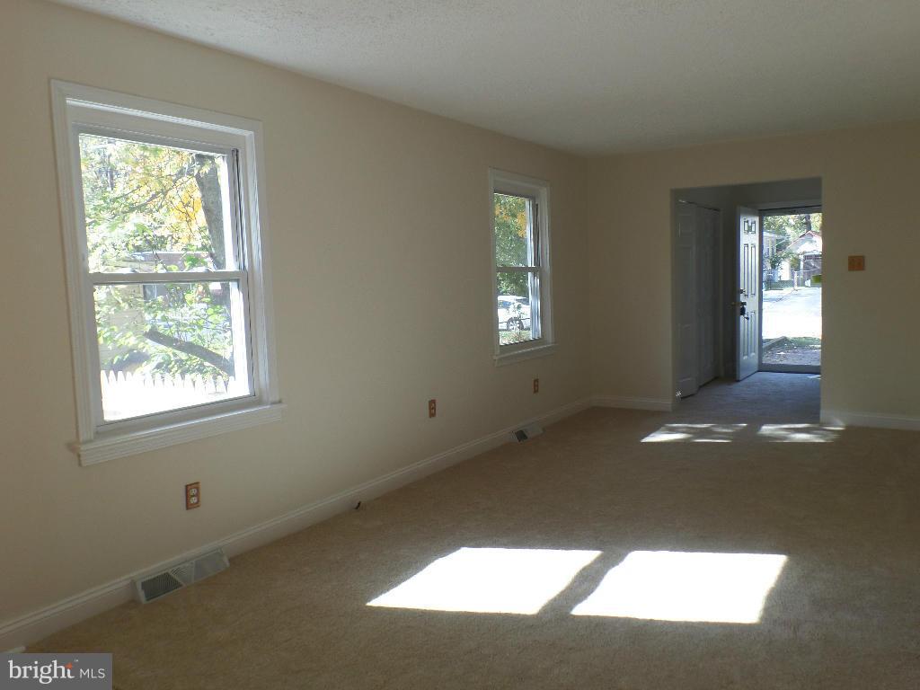 1803 Laurel Road Edgewater, MD 21037 - Photo 12 of 16 Living Room