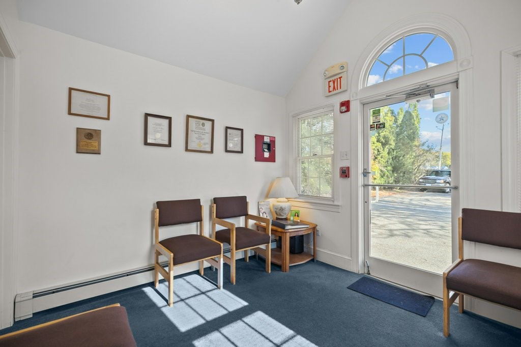 74 Valley Road Middletown, RI 02842 - Photo 4 of 48