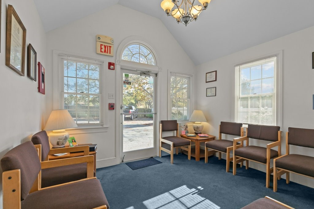 74 Valley Road Middletown, RI 02842 - Photo 5 of 48