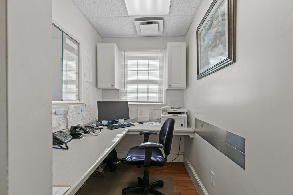 74 Valley Road Middletown, RI 02842 - Photo 7 of 48