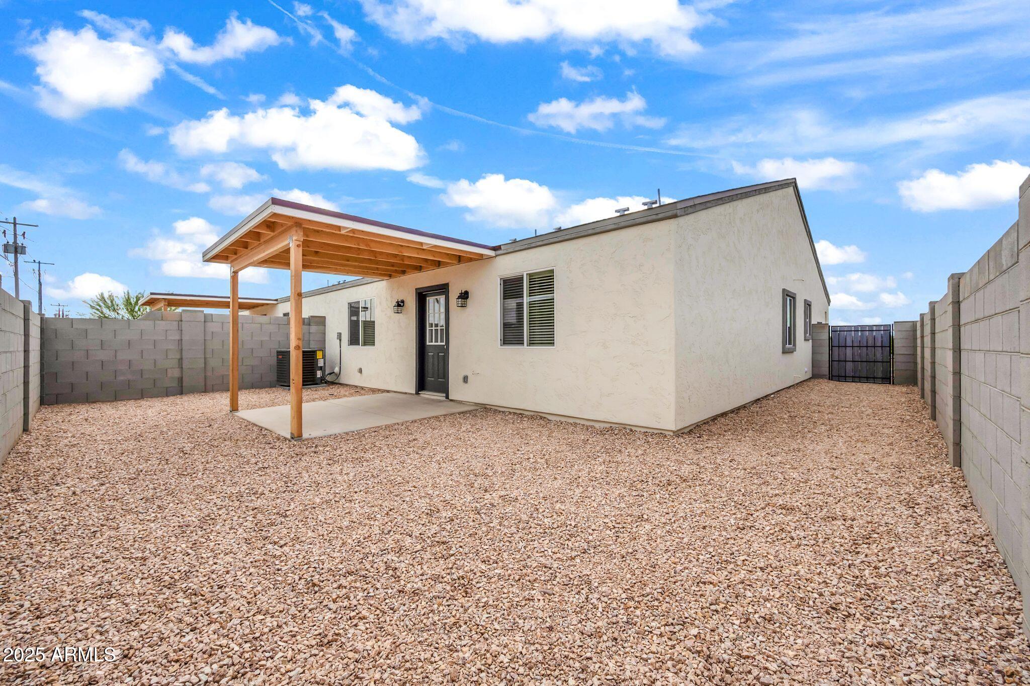 13215 South Laredo Road Arizona City, AZ 85123 - Photo 26 of 31 a backyard of a house