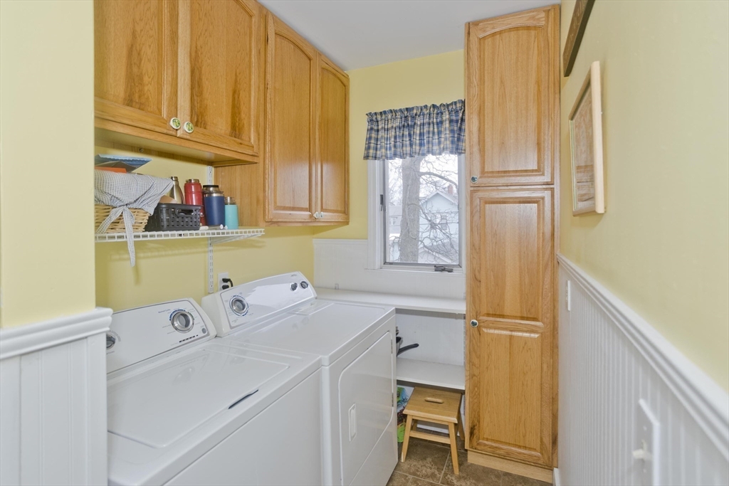 22-24 Eldridge Street Springfield, MA 01108 - Photo 8 of 41 a utility room with dryer and washer