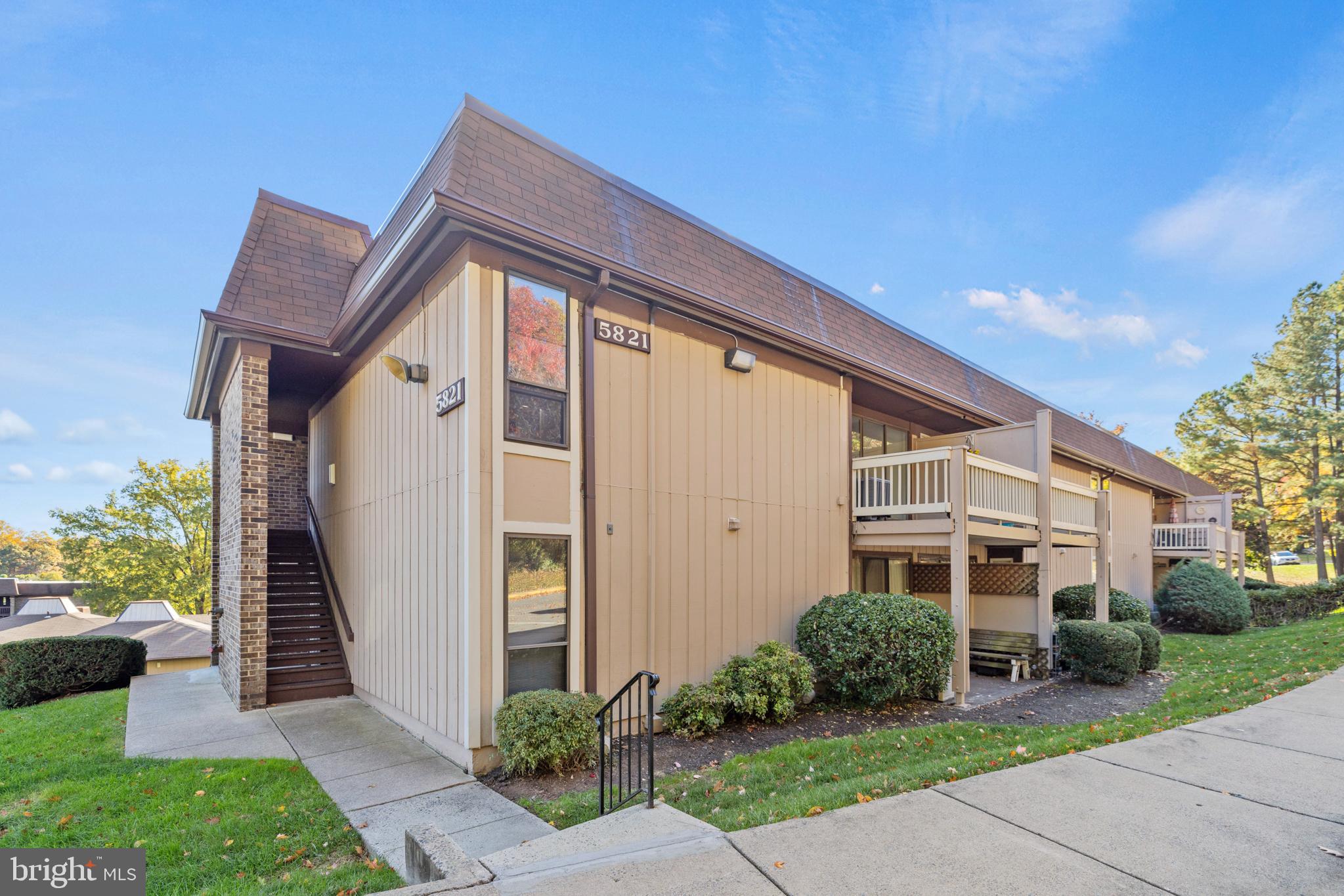 5821 Royal Ridge Drive, Unit E Springfield, VA 22152 - Photo 13 of 18 Top level living