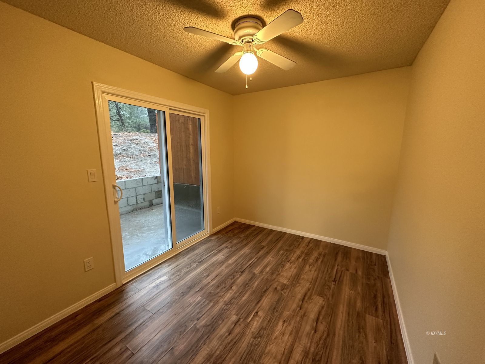25840 Highway 243, Unit 20 Idyllwild, CA 92549 - Photo 6 of 9 a view of room with window and ceiling fan