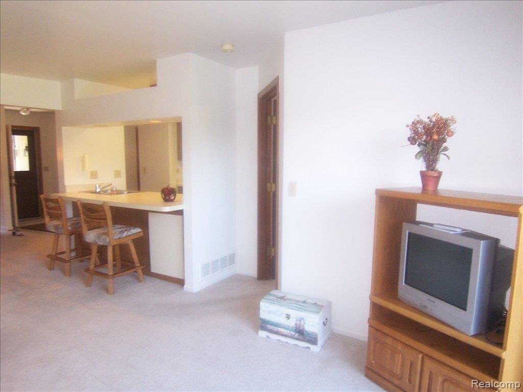 1553 Meadowside Drive, Unit 182 Rochester, MI 48307 - Photo 9 of 25 Living Rm to Kit