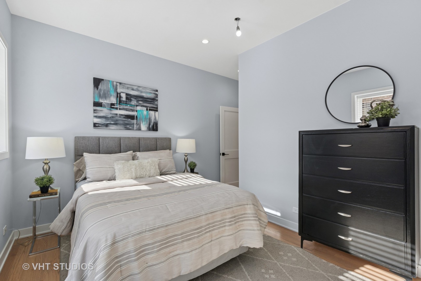 847 West Ainslie Street, Unit 2W Chicago, IL 60640 - Photo 7 of 16 a bedroom with a bed and a dresser