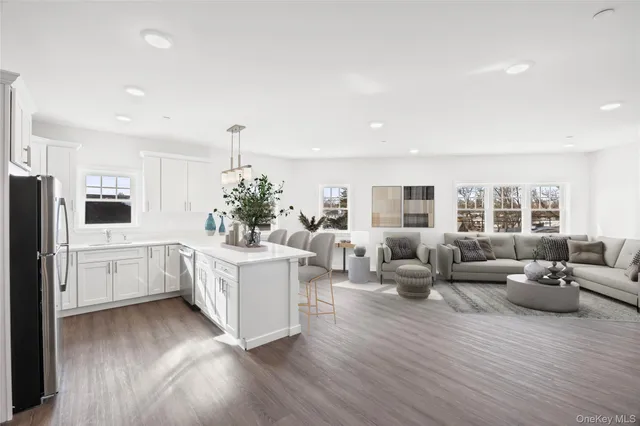 $2,950 | 227 4th Avenue, Unit 211J, Bay Shore, NY 11706