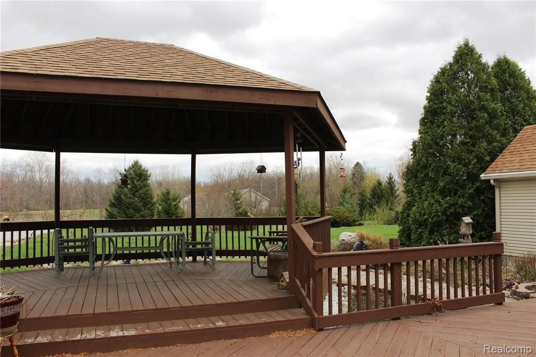 1656 Yensch Road Dundee, MI 48131 - Photo 23 of 25 91 back deck.JPG