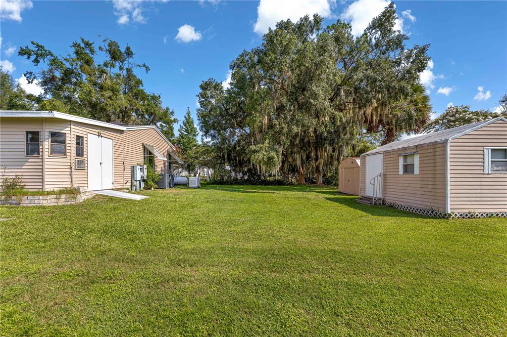 13081 Southeast 47th Court Belleview, FL 34420 - Photo 39 of 42 a view of a backyard with a garden