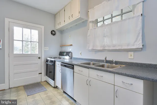 $1,975 | 304 North Highland Street, Arlington, VA 22201