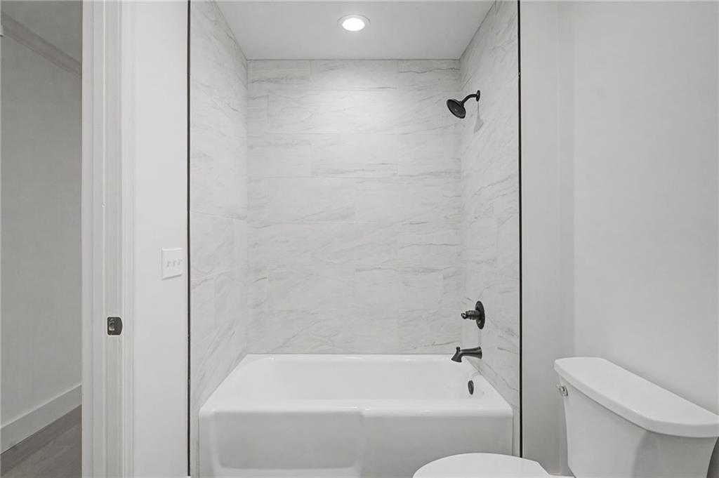 115 Devonwood Drive Calhoun, GA 30701 - Photo 23 of 35 a bathroom with a bathtub and a toilet