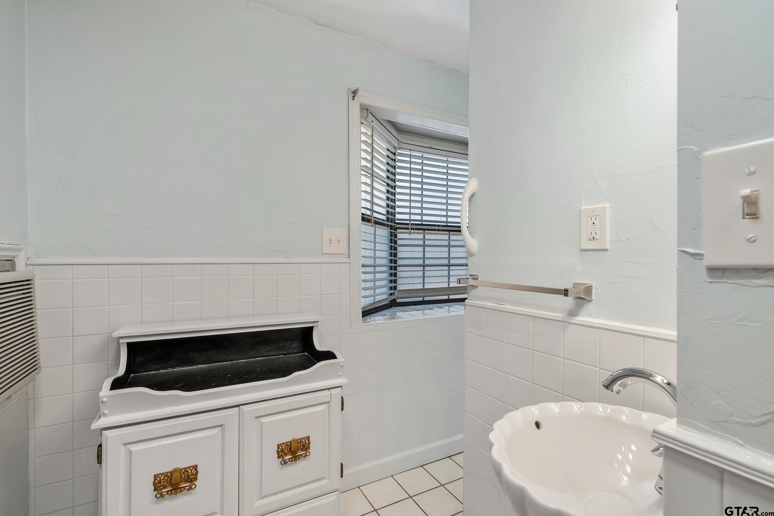 145 Rowland Place Tyler, TX 75701 - Photo 29 of 43 a utility room with dryer and washer