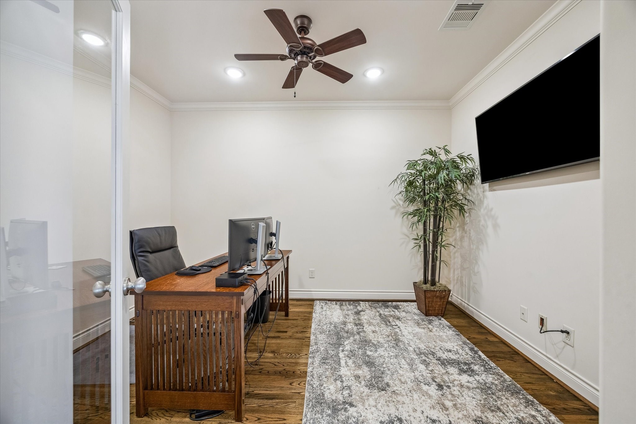 5305 Gibson Street Houston, TX 77007 - Photo 18 of 46 a view of a workspace with furniture