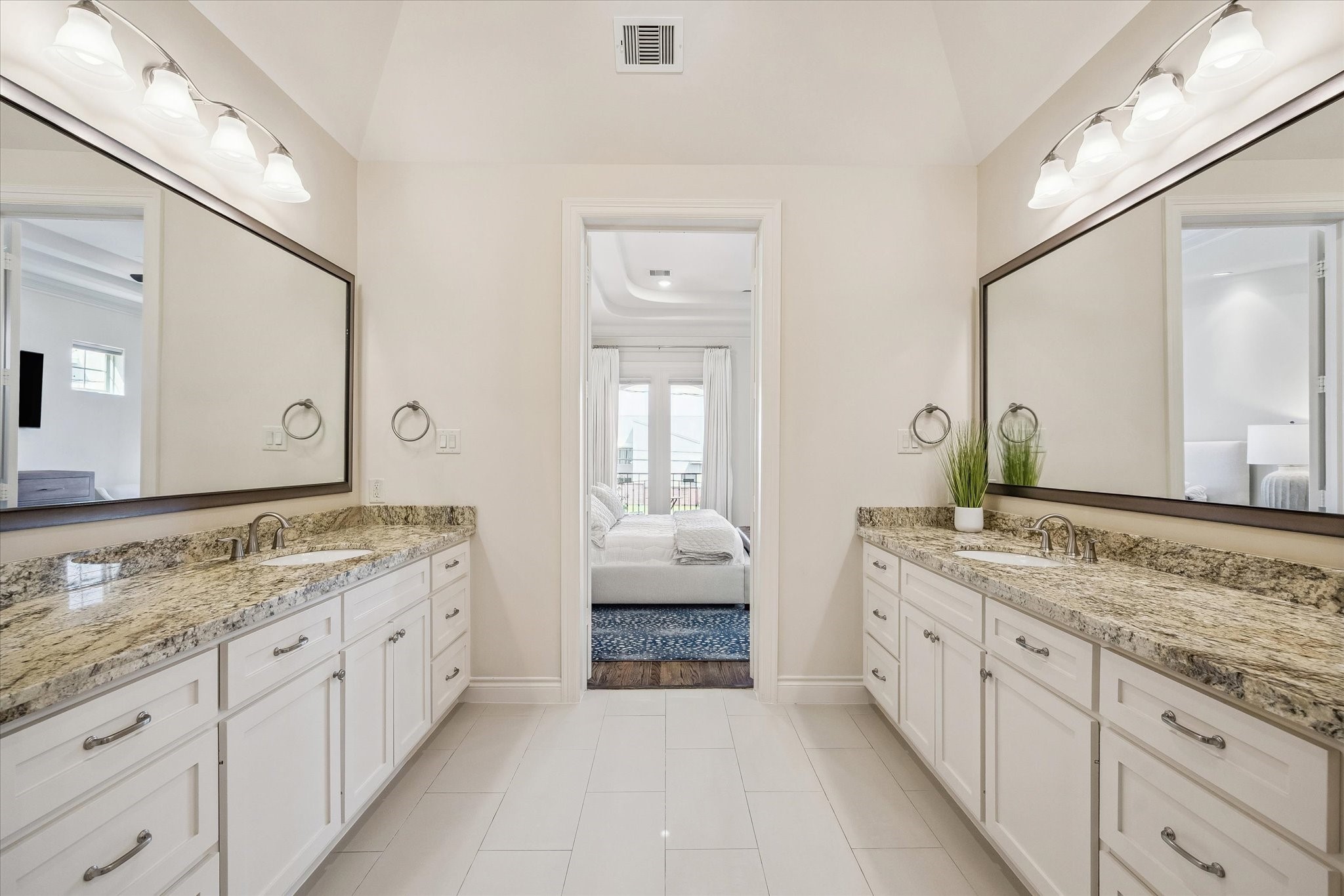 5305 Gibson Street Houston, TX 77007 - Photo 23 of 46 a spacious bathroom with double sink and a mirror
