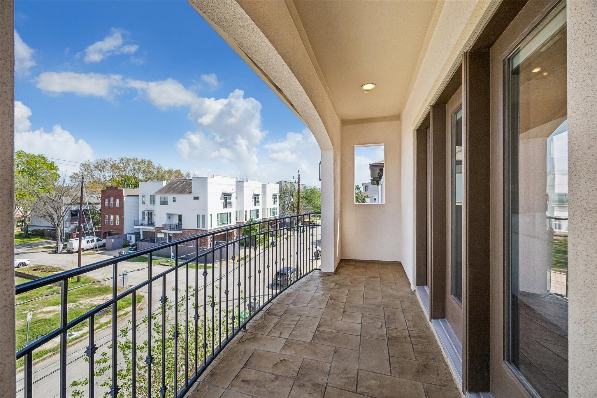 5305 Gibson Street Houston, TX 77007 - Photo 37 of 46 a view of a balcony