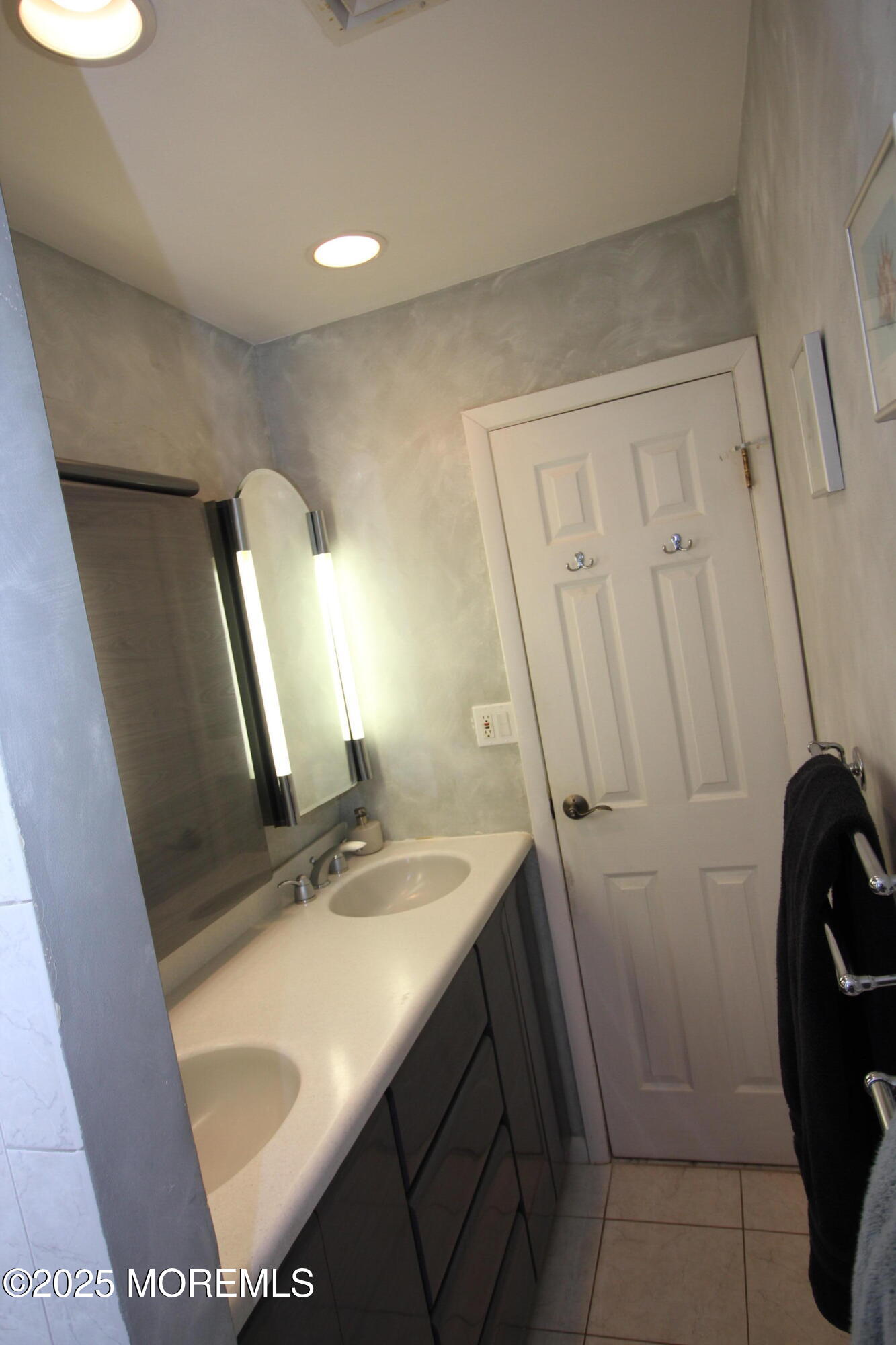 5 Lowell Road Manalapan, NJ 07726 - Photo 23 of 43 10b Upper Bath