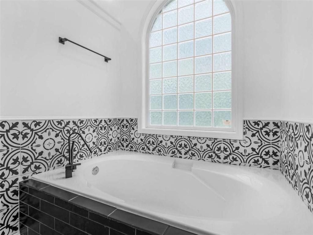 545 Barhams Ridge Drive McDonough, GA 30252 - Photo 27 of 62 a bath tub sitting next to a window