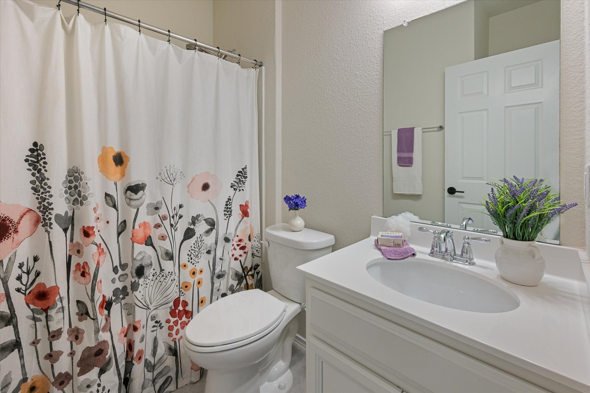 2044 Cliffbrake Way Georgetown, TX 78626 - Photo 17 of 40 Secondary Bathroom with Shower/Tub combo