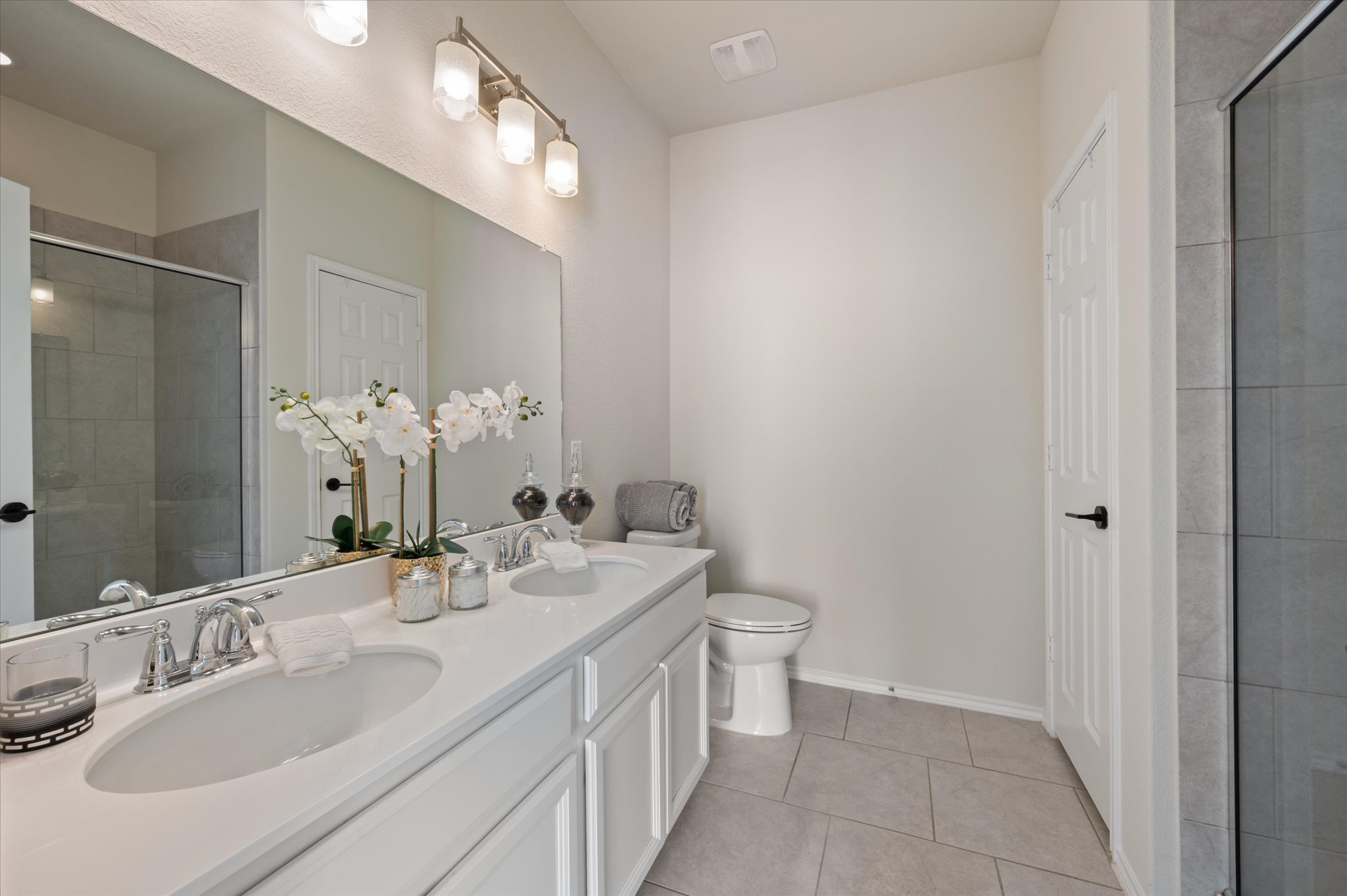 2044 Cliffbrake Way Georgetown, TX 78626 - Photo 31 of 40 Primary Bathroom with dual vanity and walk-in shower.