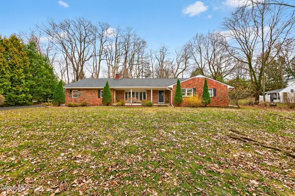$575,000 | 7 Maple Lane North, Colonie, NY 12211