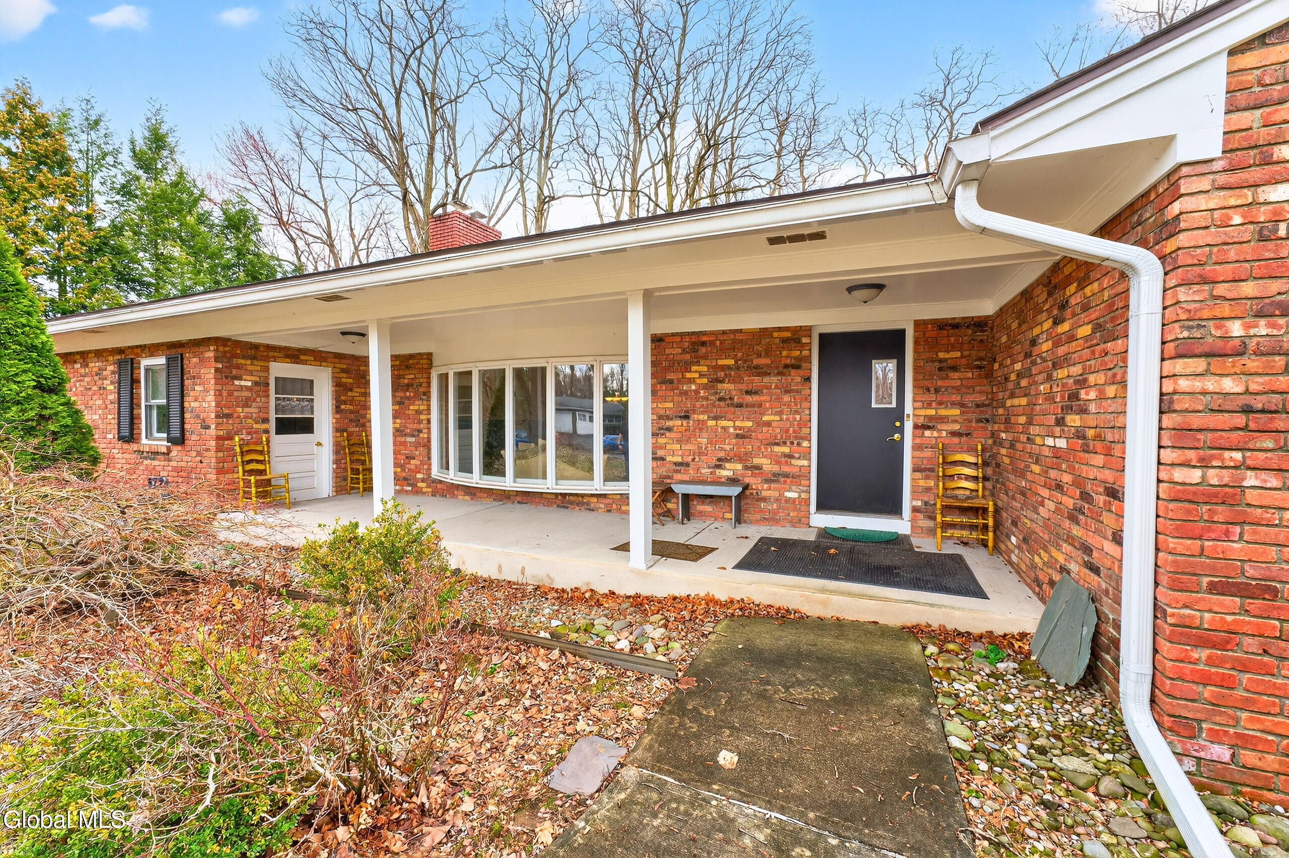 7 Maple Lane North Colonie, NY 12211 - Photo 5 of 47 0 Front 4 - Edited