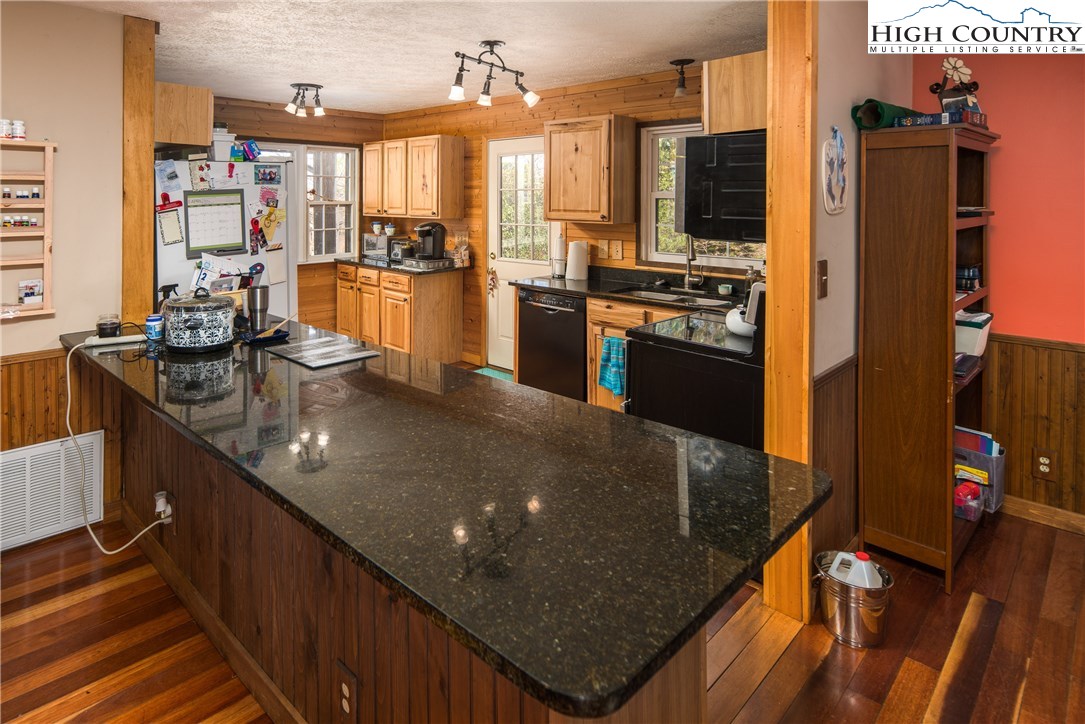 1078 Niley Cook Road Blowing Rock, NC 28605 - Photo 3 of 22 Gallery Image 3
