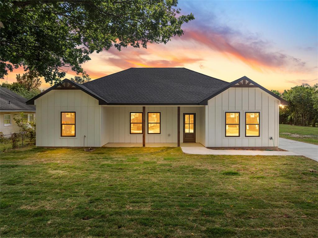 3320 North 27th Street Waco, TX 76708 - Photo 4 of 38 a big house with an outdoor space