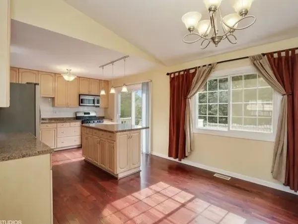 $3,000 | 4411 Bayside Circle, Hoffman Estates, IL 60192