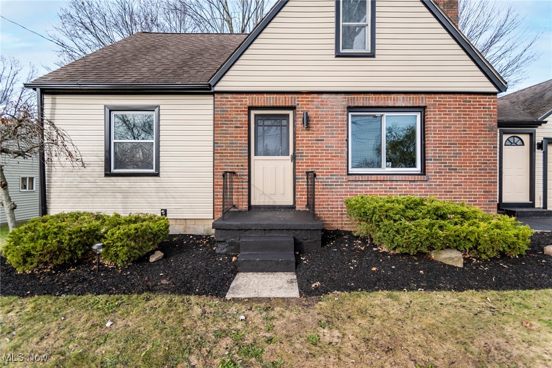 4188 Kirk Road Youngstown, OH 44511 - Photo 3 of 49 View of front facade with a front lawn