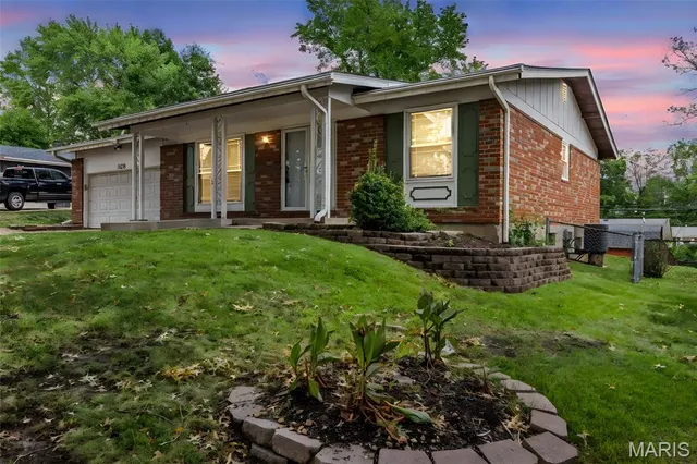 $229,900 | 11636 Macrinus Drive, Florissant, MO 63033