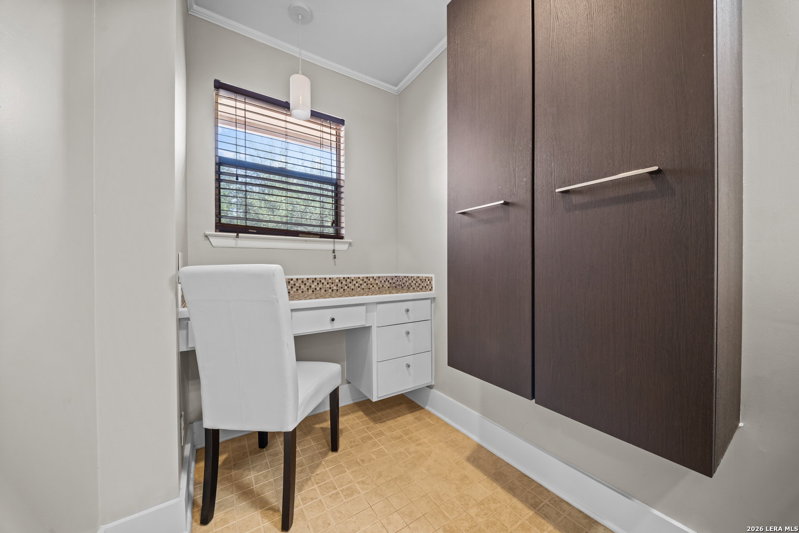829 West Bitters Road, Unit 502 San Antonio, TX 78216 - Photo 19 of 29 a view of a room that has a bench in it