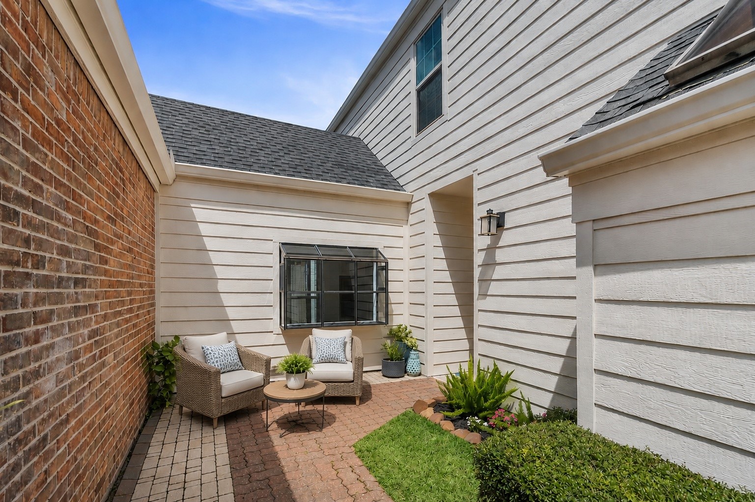7635 Ameswood Road Houston, TX 77095 - Photo 4 of 39 Cozy front courtyard area.