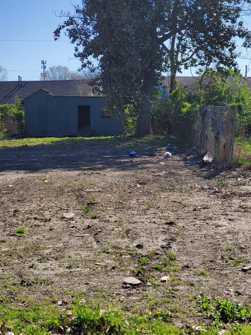 652 Ayers Street Memphis, TN 38107 - Photo 4 of 7 View of yard featuring an outbuilding