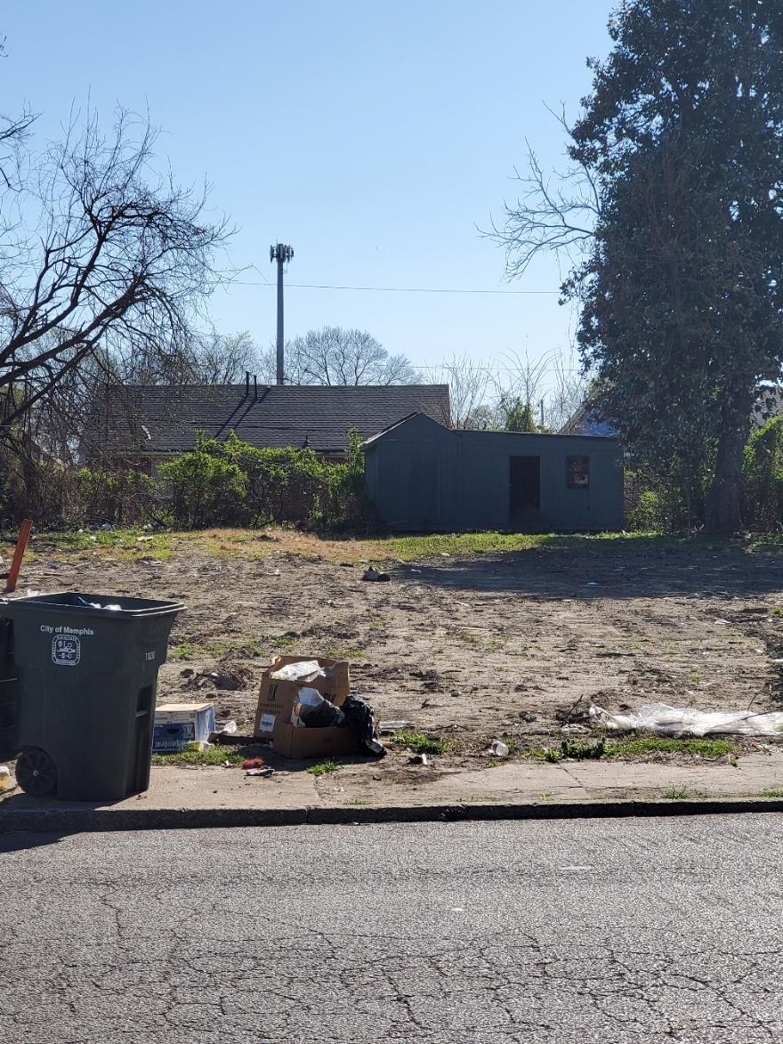 652 Ayers Street Memphis, TN 38107 - Photo 5 of 7 View of yard