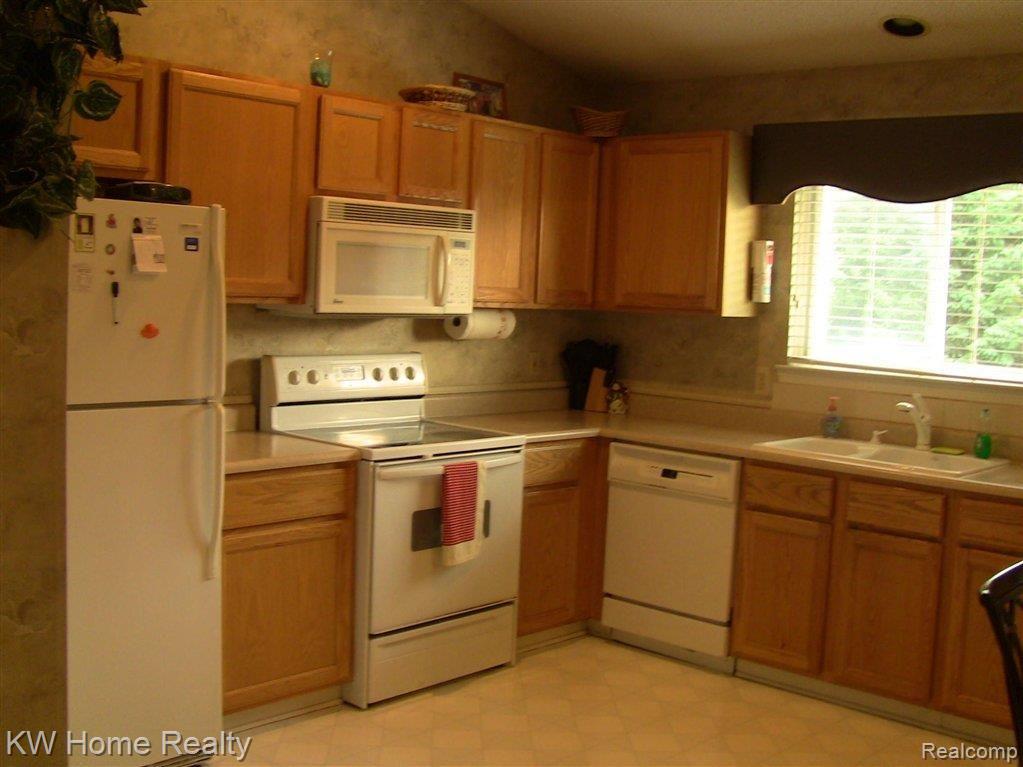 4890 Carrington Drive Rochester, MI 48306 - Photo 4 of 11 6-Kitchen.JPG