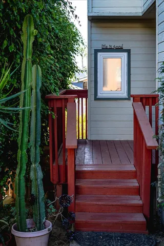 a view of entryway with a yard