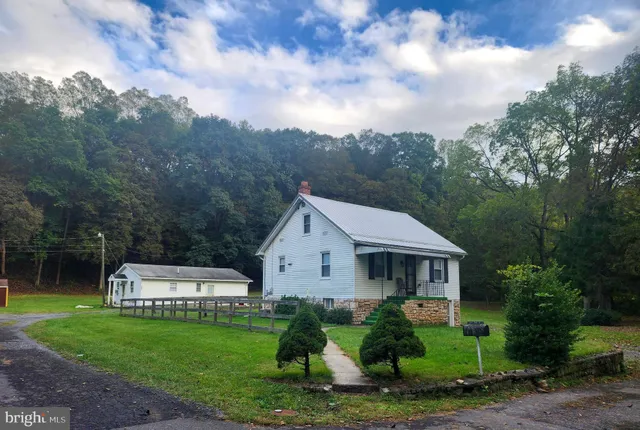a view of a house with backyard and garden