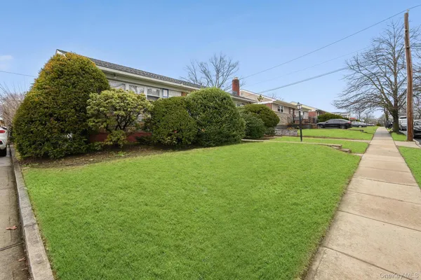 a view of a back yard