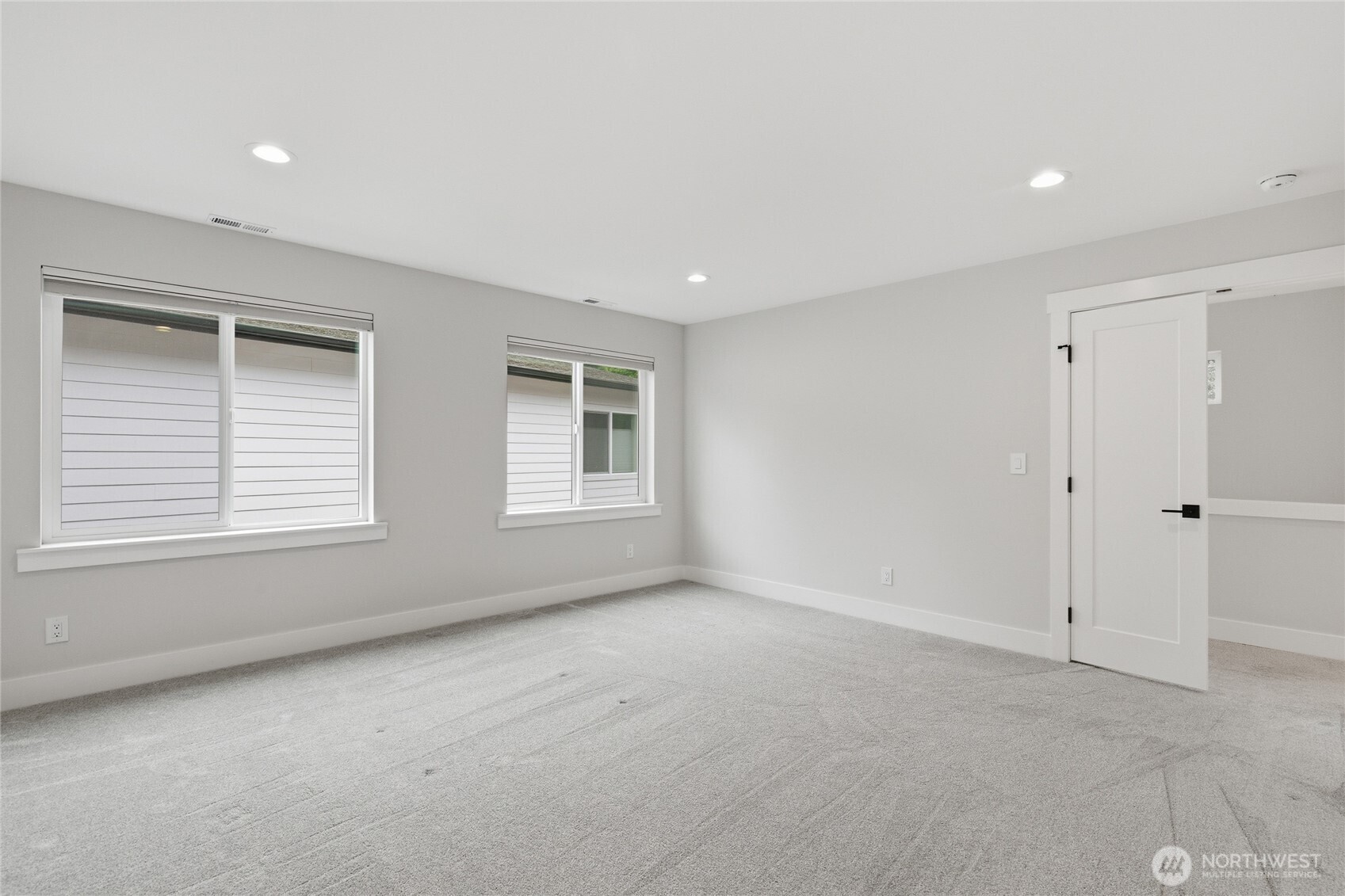 719 Edmonds Way Edmonds, WA 98020 - Photo 25 of 40 an empty room with windows