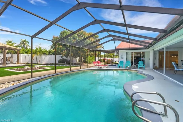 a view of a backyard